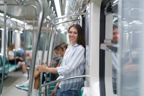 Metro vagonundaki mutlu genç kız üniversitedeki başarılı sınavından evine dönüyor. — Stok fotoğraf