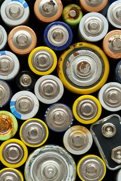 Vista superior cercana de la batería usada. Concepto electrónico de residuos peligrosos. Fondo de baterías — Foto de Stock