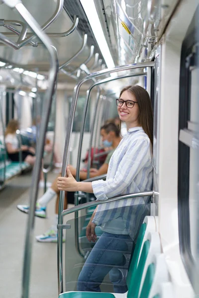 Feliz joven chica dentro metro vagón estudiante volver a casa de un examen exitoso en la universidad — Foto de Stock