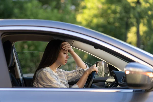 Stresszes lány fejfájásos autóval. Frusztrált elégedetlen fiatal női vezető szenved betegség — Stock Fotó