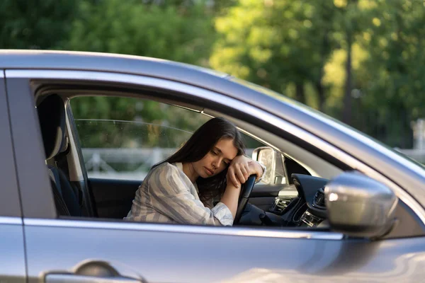 Chica conductor sentirse dudoso confundido acerca de la decisión difícil, que sufre de agotamiento, crisis de la vida — Foto de Stock