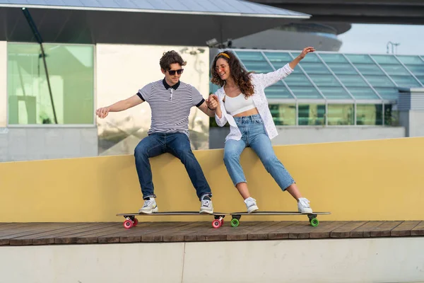 Νεαρό ζευγάρι hipster έχουν τη διασκέδαση με longboard προσποιούνται βόλτα skateboard κάθεται στο αστικό skatepark — Φωτογραφία Αρχείου