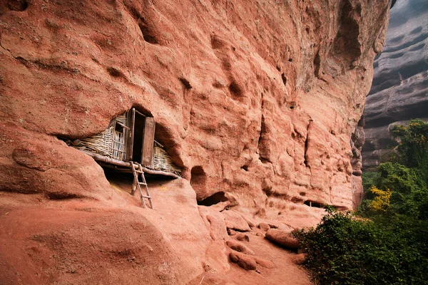 Pequeña casa en la montaña de roca roja — Foto de Stock