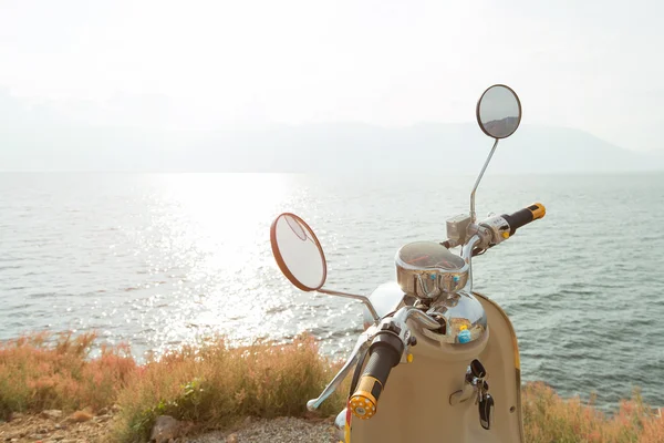 Motosiklet denizin yanında