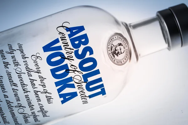 Flaska svensk vodka Absolut. — Stockfoto