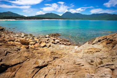 Mavi gökyüzü olan kumsal