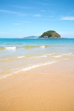 Mavi gökyüzü olan kumsal