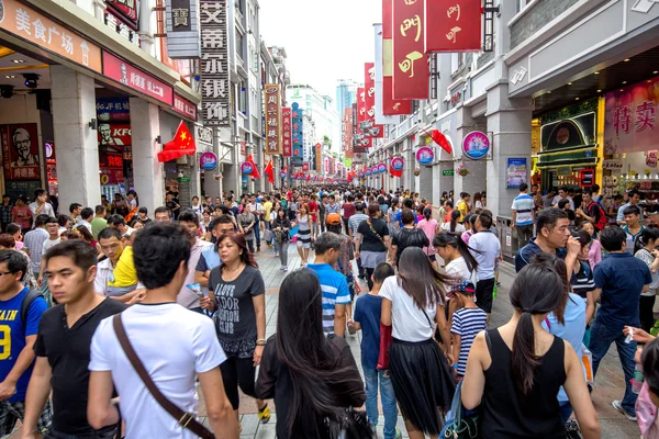 Guangzhou, china - 2. Mai 2015: Menschen, die im Urlaub einkaufen, hier ist der berühmte Ortsname shangxiajiu in guangzhou guangdong china. — Stockfoto