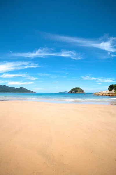 Mavi gökyüzü olan kumsal