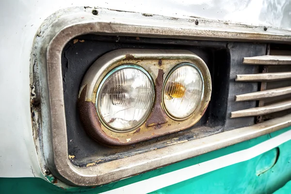 古い車のヘッドライトをクローズ アップ — ストック写真
