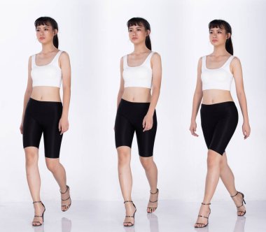 Kolaj Grubu 20 'li yaşlardaki Asyalı kadınların tam boy portresi siyah saçlı, geniş pantolonlu ve yüksek topuklu ayakkabılı. Kız ileri ve yan basamak görünümü beyaz arka plan izole görünüyor