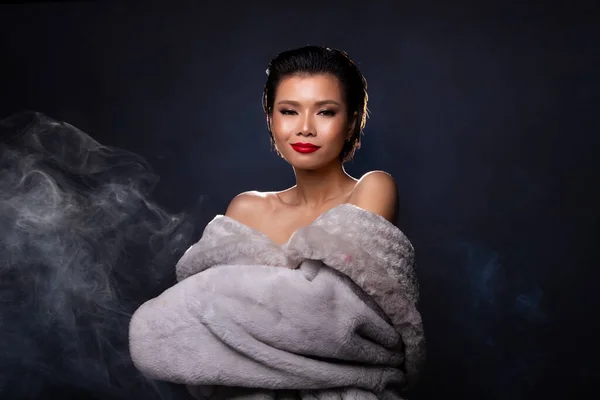 Retrato Medio Cuerpo Mujer Hermosa Asiática Estilo Vestido Piel Gris — Foto de Stock