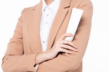 Güzel bir kadın yetenekli el, kol ve parmakları iyi durumda. Göstermek için boş kozmetik tüp ürünleri tutuyorlar. Stüdyo ışıkları reklam için izole edilmiş beyaz arka plan.