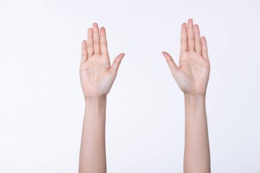 Güzel bir kadın yetenekli el, kol ve parmakları iyi durumda. İyi bir jest, işaret işareti, stüdyo ışıklandırması reklam için izole edilmiş beyaz arka plan.