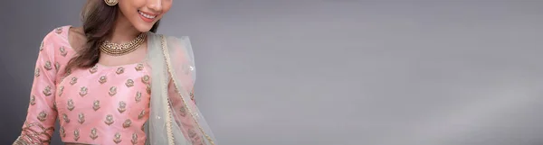 完璧な結婚式の花嫁を構成するインドの美しさの目 重いジュエリーと伝統的な民族パキスタンのブライダル衣装で美しい女性の肖像画 グレーの背景コピースペースバナー — ストック写真