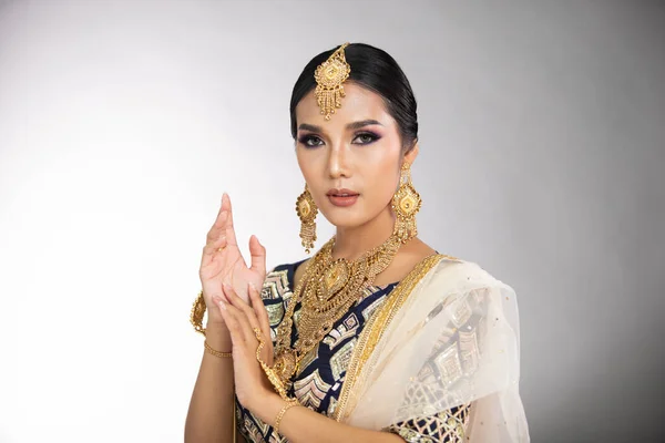 完璧な結婚式の花嫁を構成するインドの美しさの目 重いジュエリーと伝統的な民族パキスタンのブライダル衣装で美しい女性の肖像画 グレーの背景バナーコピースペース — ストック写真