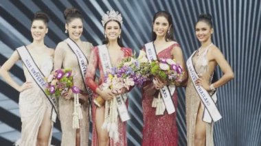 Bangkok, Tayland - 10 Ekim 2020; Bayan Tayland 2020 'nin final müsabakası, Kazanan Icon Siam Hall' da, sahnedeki rampasında mutlu bir şekilde Diamond Crown Sash giydi.
