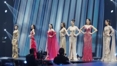 Bangkok, Tayland - 10 Ekim 2020; Miss Universe Thailand 2020 'nin final müsabakası, yarışmacılar ilk 10' a seçildi ve Icon Siam Hall 'da sahne rampasında mutlu oldular.