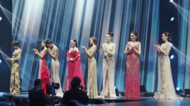 Bangkok, Tayland - 10 Ekim 2020; Miss Universe Thailand 2020 'nin final müsabakası, yarışmacılar ilk 10' a seçildi ve Icon Siam Hall 'da sahne rampasında mutlu oldular.