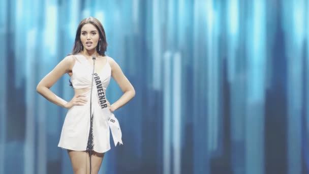 泰国曼谷 2020年10月10日 2020年泰国环球小姐决赛 参赛者在Icon Siam大厅的舞台坡道上发表演讲 — 图库视频影像