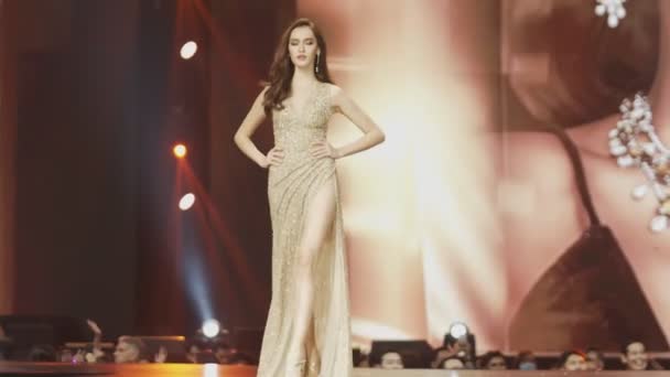 泰国曼谷 2020年10月10日 泰国环球小姐决赛 2020年 参赛者在Icon Siam大厅的舞台坡道上举行时装设计晚会 — 图库视频影像