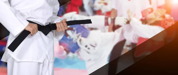 マスターブラックベルト Taekwondo Teacher Hold Tie Belt Pose スタジオ照明白の背景 — ストック写真