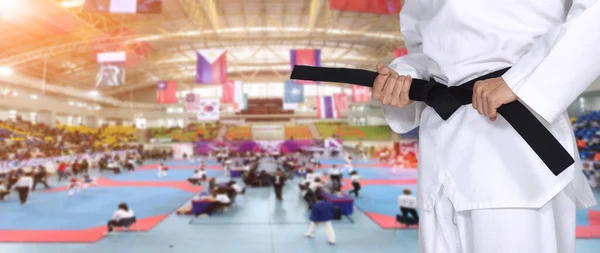 Master Black Belt Taekwondo Lärare Hålla Och Slips Bälte Pose — Stockfoto