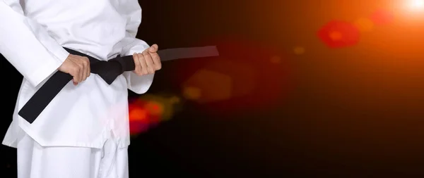 Master Black Belt Taekwondo Lärare Hålla Och Slips Bälte Pose — Stockfoto