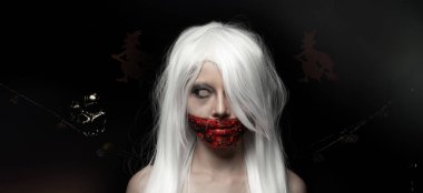 Taze ağzı yaralı hayalet kadın perili yerlerin uzun saçları, cadılar bayramı arkaplanı boş kopya alanı