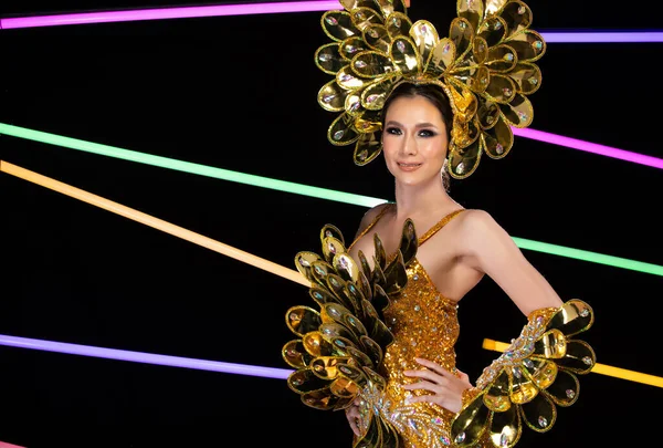 Medio Cuerpo Retrato Mujer Transgénero Asiática Cabaret Carnaval Fantasía Oro — Foto de Stock