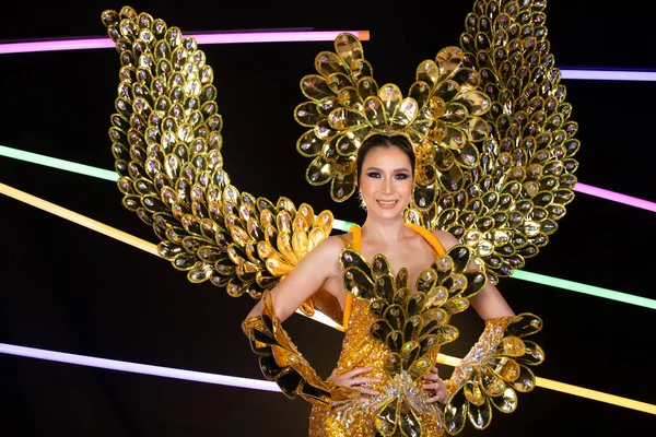 Medio Cuerpo Retrato Mujer Transgénero Asiática Cabaret Carnaval Fantasía Oro — Foto de Stock