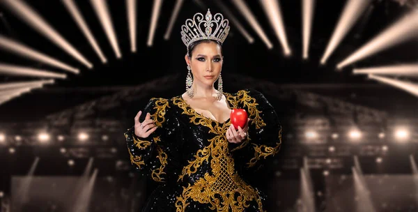Asian Transgender Woman Cabaret Carnival Fancy Black Gold Queen Dress — 스톡 사진