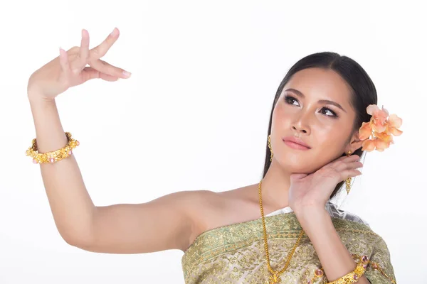 美しいアジアの女性は タイの民族衣装として緑のタイの伝統的な衣装を身に着けています — ストック写真
