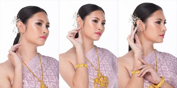 美しいアジアの女性は 金の装飾ファッションアイテムとタイの民族衣装としてピンクタイの伝統的な衣装を身に着けている 白隔離された 半体の3つのコラージュ — ストック写真