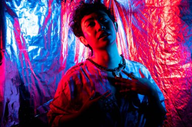 Renkli Moda 20 'li yaşlarda Asyalı bir adamın portresi güzel bir ışığa sahiptir, LGBTQ insanları gümüş arka plan fotokopi alanı üzerinde transseksüel gülüşüdür.