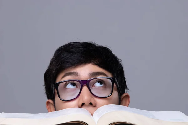 今天的教育让男生像疯子一样阅读教科书 戴眼镜的办公室业务人员在大报告中表示感到压力和工作负担过重 白色背景隔离复制空间 — 图库照片