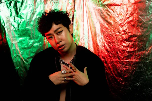 Portret Van Kleurrijke Mode 20S Aziatische Man Heeft Mooi Licht — Stockfoto