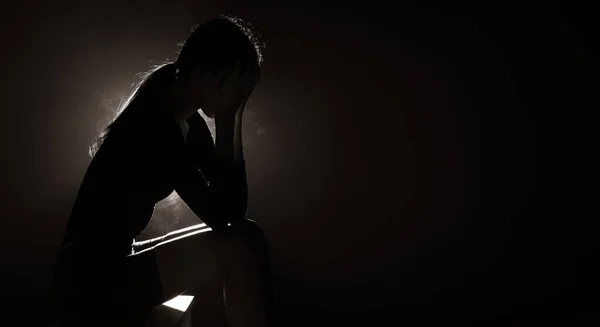 Silüet Kadın Soyutlaması Üzgün Ağlayan Yalnız Olduğunu Ifade Eder Arka — Stok fotoğraf
