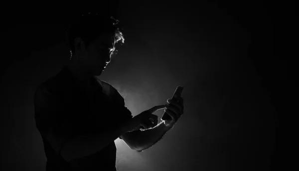 Sylwetka Abstrakt Człowieka Wyraża Uczucie Stresu Skupić Się Inteligentnym Telefonie — Zdjęcie stockowe