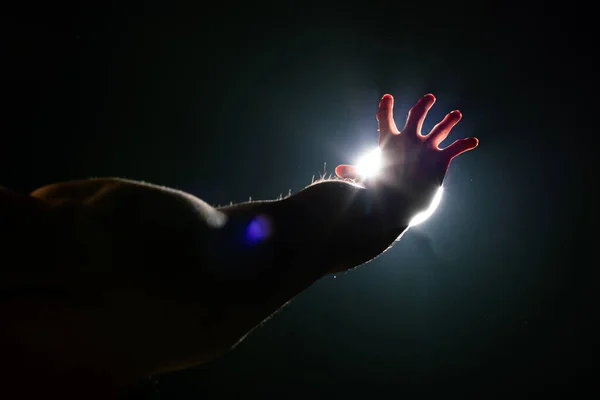 Silhouette Αφηρημένη Του Ανθρώπου Χέρι Προσπαθήστε Φτάσετε Ήλιος Αρπάξει Ελπίδα — Φωτογραφία Αρχείου