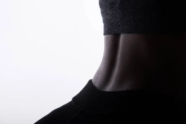 年轻健康女性的轮廓身材 身材苗条 后背有运动员肌肉 高对比度白底复制空间 — 图库照片