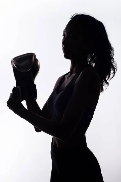 Genç Fitness Kadını Nın Siluet Gibi Ince Vücudu Kollarını Esnetebilmek — Stok fotoğraf