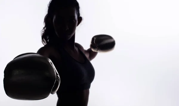 Silhouet Slanke Lichaam Van Young Fitness Woman Punch Bokshandschoenen Stretching — Stockfoto