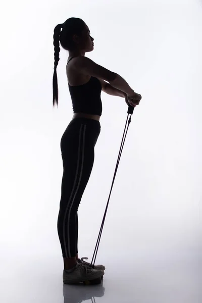 Sylwetka Szczupła Sylwetka Young Fitness Woman Odciąga Elastyczną Linę Ćwiczeń — Zdjęcie stockowe