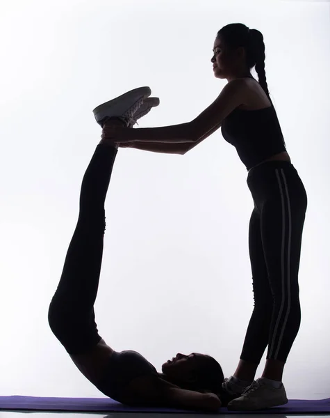 Silhuett Smal Kropp Två Unga Fitness Kvinnor Spela Yoga Motion — Stockfoto