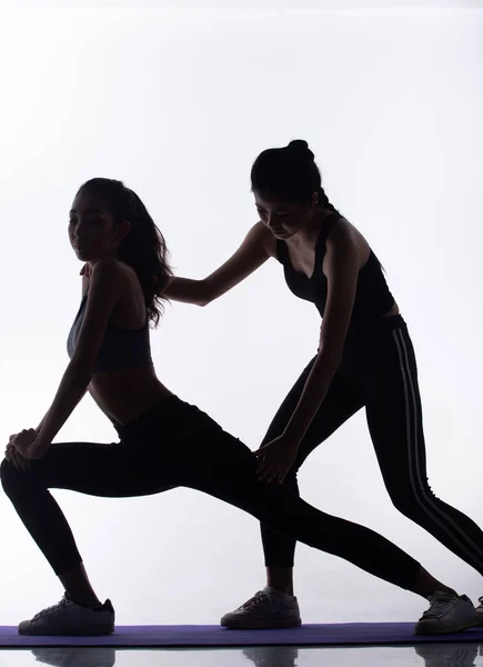 Silueta Cuerpo Delgado Dos Jóvenes Fitness Mujeres Juegan Yoga Ejercicio — Foto de Stock