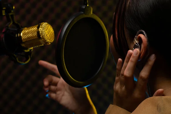 アジアのティーンエイジャーの女性の黒い髪のヘッドフォンは マイクコンデンサ 作曲ハンギング以上の歌を大声でパワーサウンドを歌います スタジオ防音壁部屋コピースペースを吸収 — ストック写真