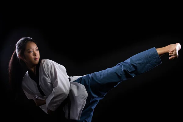マスターブラックベルト Taekwondo Karate Girl Who National Athletive Young Teen Show伝統的な格闘ポーズキックでスポーツ制服ドレス — ストック写真