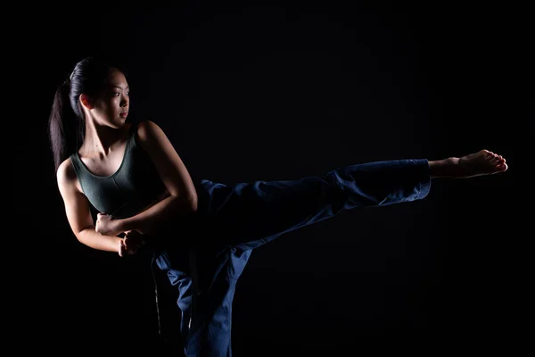 Genç Sporcu Olan Siyah Kemer Tekvando Karate Kız Geleneksel Dövüş — Stok fotoğraf