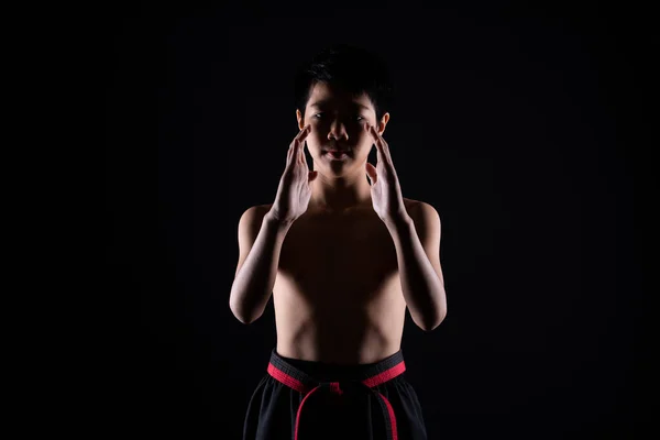 マスターレッドブラックベルトTaekwondo空手少年は若いですアスリートティーンショー伝統的な戦闘ポーズでスポーツドレス 黒背景隔離されたコピースペース 低暗い露出 — ストック写真